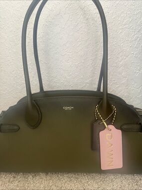 Coach Empire 34 in the beautiful olive green with a slight burnishing. EUC!